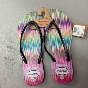 NWT Slim Havaianas Colorwash Black with Metallic Pop-Up Logo on Strap